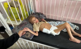 Gazzede yetersiz beslenme sonucu 12 kiloya düşen 7 yaşındaki May yürüme yetisini kaybetti