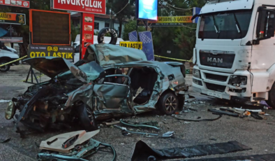 Ankara'da park halindeki tıra çarpan otomobildeki 3 kişi öldü, 2 kişi yaralandı