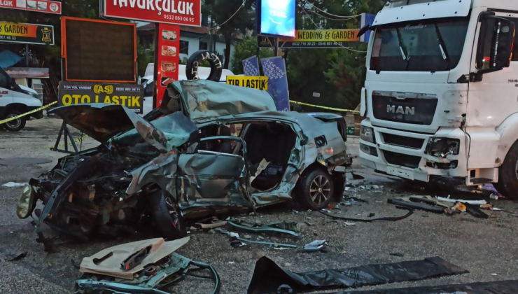 Ankara'da park halindeki tıra çarpan otomobildeki 3 kişi öldü, 2 kişi yaralandı