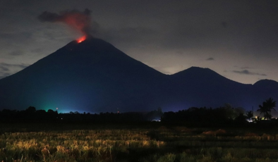 Semeru Yanardağı'nda iki patlama