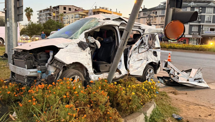 Antalya'da midibüs ile hafif ticari araç çarpıştı! Kazada 6 kişi yaralandı