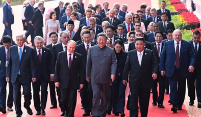 Tiananmen Meydanı'nda askeri geçit töreni