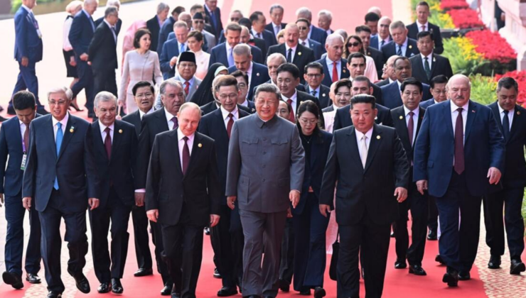 Tiananmen Meydanı'nda askeri geçit töreni