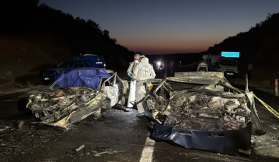 Feci kazada otomobiller demir yığınına döndü: 3 ölü, 5 yaralı