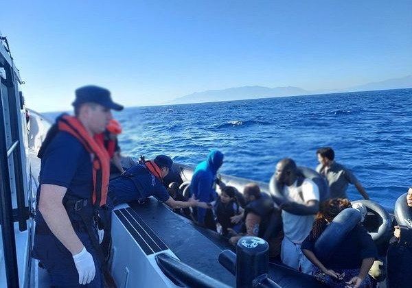 İzmir açıklarında 107 düzensiz göçmen yakalandı