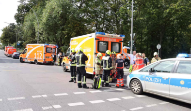 Berlin'de bir otomobil kalabalığa daldı