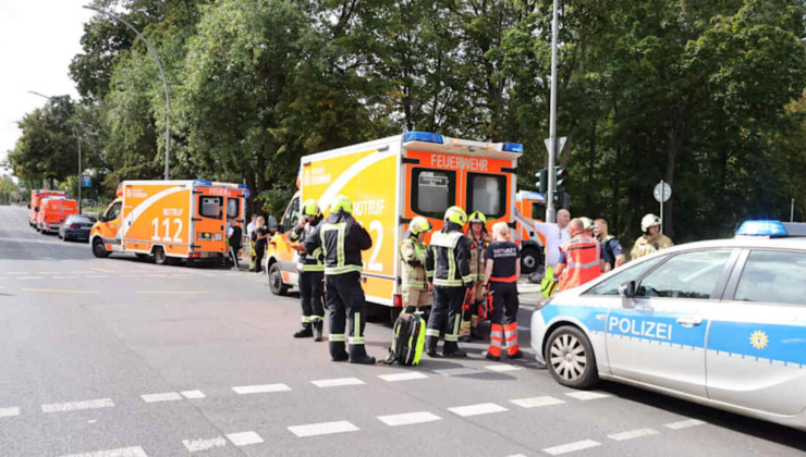 Berlin'de bir otomobil kalabalığa daldı