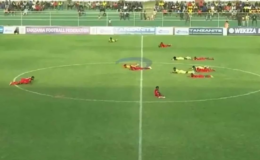 Yeşil sahalarda akılalmaz olay: Tüm futbolcular yere yattı