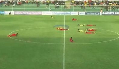 Yeşil sahalarda akılalmaz olay: Tüm futbolcular yere yattı