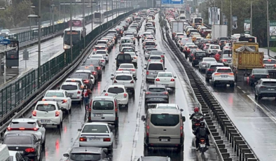 İstanbul'da yağış trafiği: Yoğunluk yüzde 80'e ulaştı