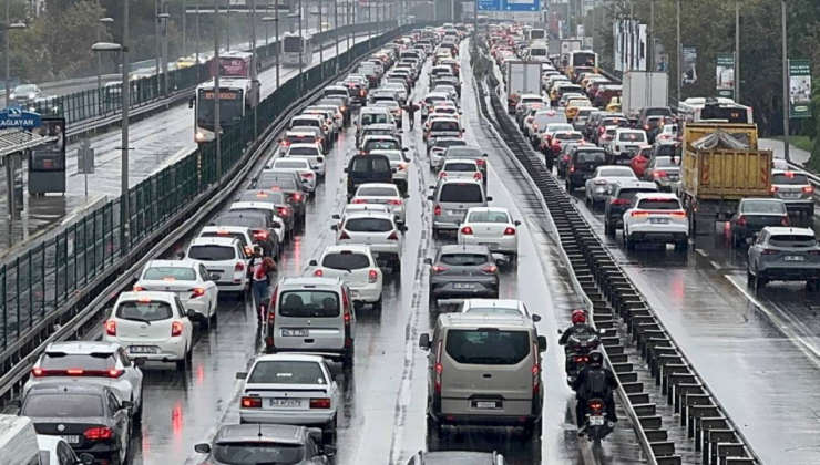 İstanbul'da yağış trafiği: Yoğunluk yüzde 80'e ulaştı