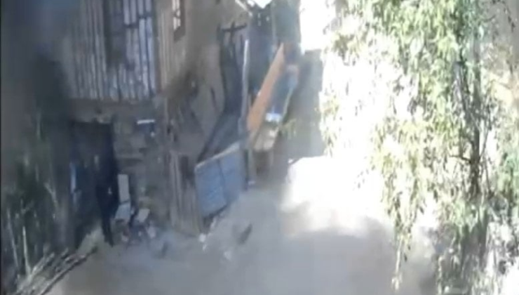 Anne ve engelli oğlunu kurtarmak için alevlerin içine daldı