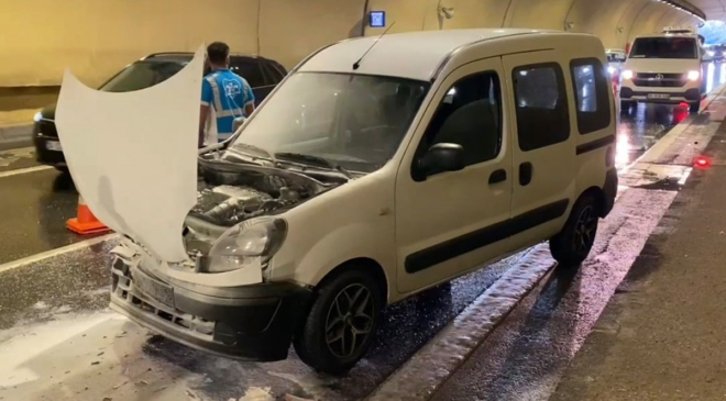 Üsküdar'da zincirleme kaza: Bir otomobil yandı