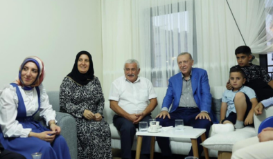 Cumhurbaşkanı Erdoğan, depremzede aileyi ziyaret etti