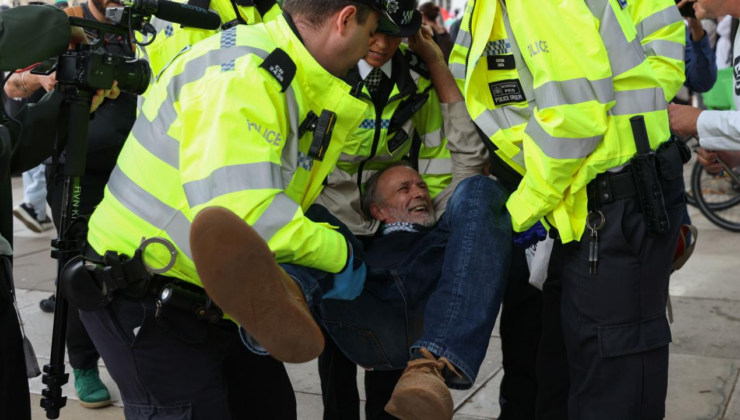 Londra'da yasaklı Palestine Action grubuna destek eyleminde 890 kişi gözaltına alındı