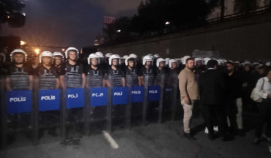 CHP İstanbul İl Başkanlığı önünde tansiyon yükseldi: Polis binayı abluka altına aldı