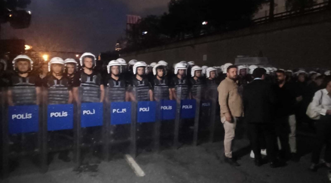 CHP İstanbul İl Başkanlığı önünde tansiyon yükseldi: Polis binayı abluka altına aldı