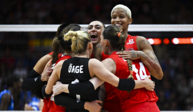 Kabine üyeleri, A Milli Kadın Voleybol Takımı'nı tebrik etti