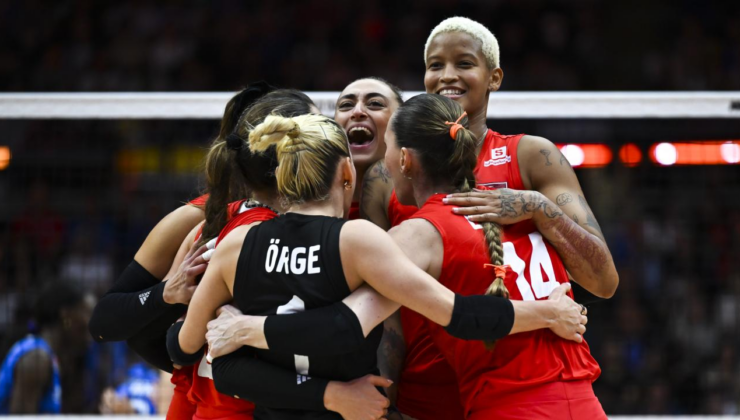 Kabine üyeleri, A Milli Kadın Voleybol Takımı'nı tebrik etti
