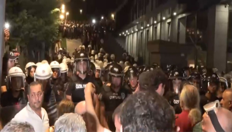 CHP İl Başkanlığı önündeki barikatları aşan vatandaşlara polis müdahalesi!