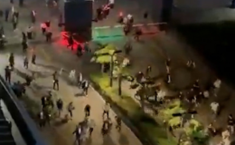 Polis ablukasına rağmen vatandaşlar, CHP İstanbul il binasına ulaştı