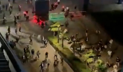 Polis ablukasına rağmen vatandaşlar, CHP İstanbul il binasına ulaştı
