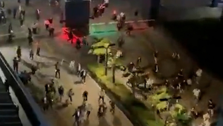 Polis ablukasına rağmen vatandaşlar, CHP İstanbul il binasına ulaştı