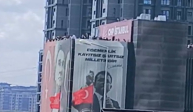 İl binası savaş alanına döndü: CHP'liler çatıya çıktı