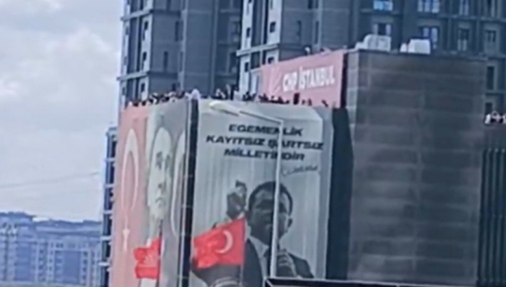İl binası savaş alanına döndü: CHP'liler çatıya çıktı