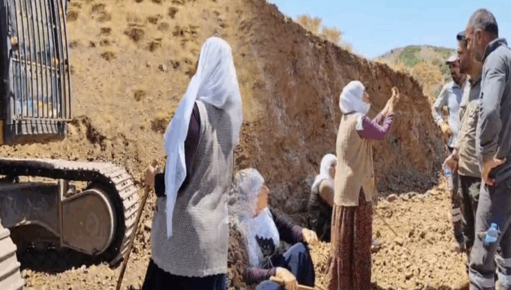 Kadınlar iş makinalarının önüne sopalarla gezip engel oldular