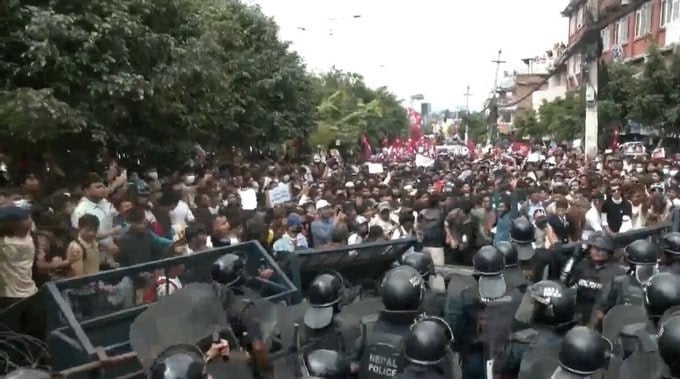 Nepal'da sosyal medya yasaklanınca halk sokağa döküldü: 14 kişi öldü