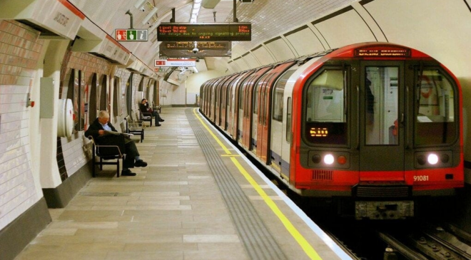 Londra kilitlendi: Tüm metro hatları bütün gün çalışmadı