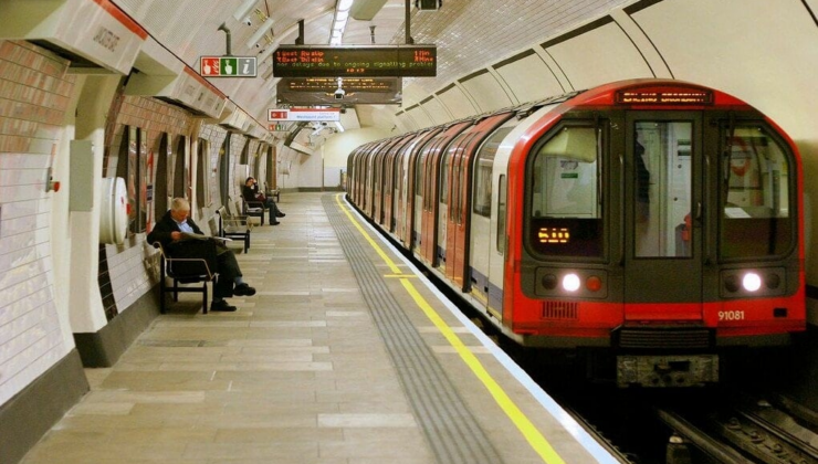 Londra kilitlendi: Tüm metro hatları bütün gün çalışmadı