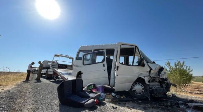 İşçi minibüsü ile otomobille çarpıştı: 15 yaralı