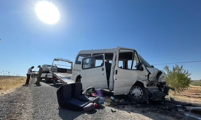 İşçi minibüsü ile otomobille çarpıştı: 15 yaralı