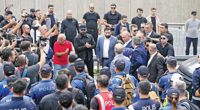 Polis ordusuyla geldi su, yumurta attılar
