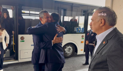 Son Dakika… Özgür Özel İstanbul'a geldi, Özgür Çelik havalimanında karşıladı