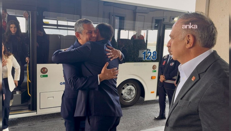 Son Dakika… Özgür Özel İstanbul'a geldi, Özgür Çelik havalimanında karşıladı