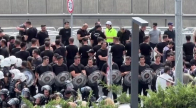 Kayyum Gürsel Tekin’i koruyan siyah giyimli korumalar dikkat çekti