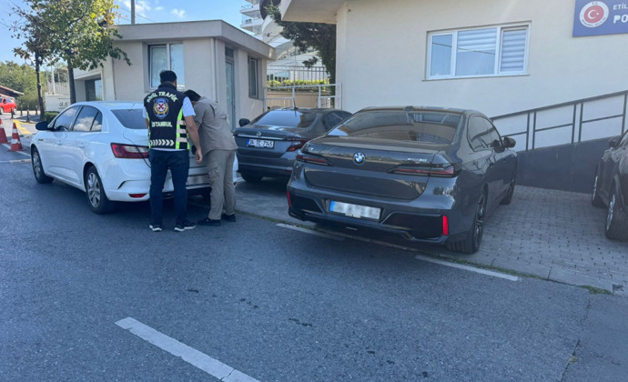 Aracında ‘resmi hizmete mahsustur’ yazılı mankenin aracına ceza