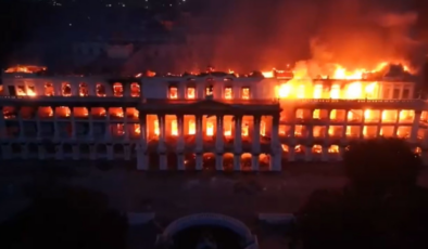 Nepal yangın yeri! Protestocular başkanlık binasını yaktı