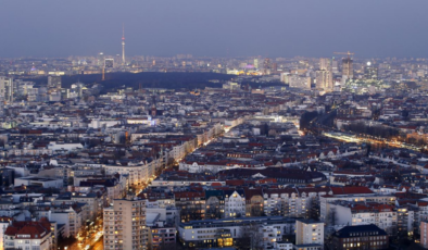 Berlin'de 2 elektrik direğinde çıkan yangın sonucu 50 bin hane ve işyeri elektriksiz kaldı