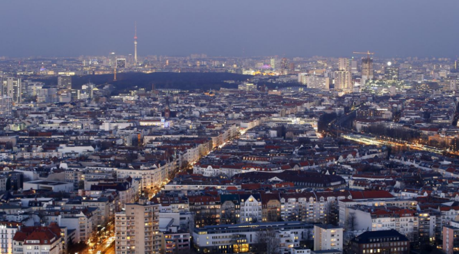 Berlin'de 2 elektrik direğinde çıkan yangın sonucu 50 bin hane ve işyeri elektriksiz kaldı