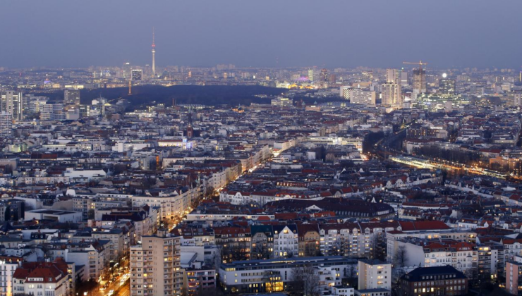 Berlin'de 2 elektrik direğinde çıkan yangın sonucu 50 bin hane ve işyeri elektriksiz kaldı