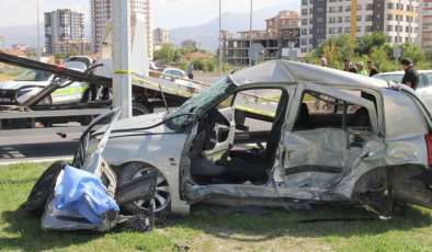 Kayseri'de iki otomobil çarpıştı:  2 kişi öldü, 3 kişi yaralandı