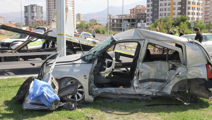 Kayseri'de iki otomobil çarpıştı:  2 kişi öldü, 3 kişi yaralandı
