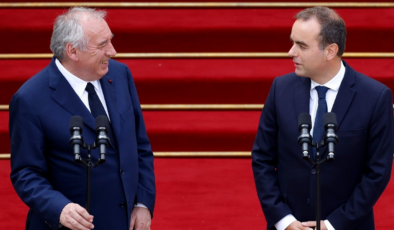 Fransa'da yeni dönem: Lecornu, Bayrou'dan başbakanlığı devraldı