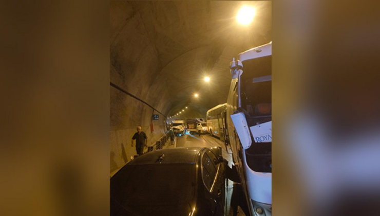 Antalya'da 8 araç birbirine girdi: Uzun araç kuyruğu oluştu