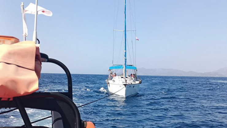 Fethiye açıklarında sürüklenen teknedeki 2 kişi kurtarıldı