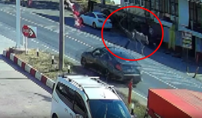 Otomobil çarptı, metrelerce havaya savruldu
